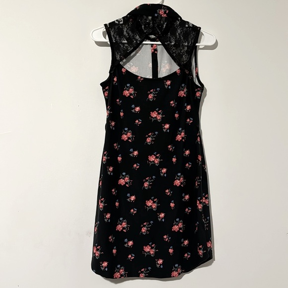 No Boundaries Junior’s Floral Print Button Down Dress w/ Lace Detail On Back - Picture 2 of 7